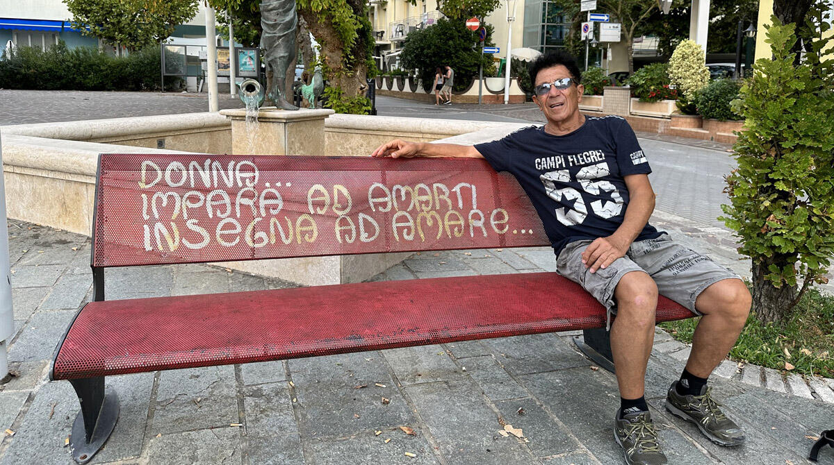 Edoardo Bennato in relax a Bellaria Igea Marina: foto sulla panchina rossa e un simpatico aneddoto - Foto dalla pagina Facebook personale di Edoardo Bennato