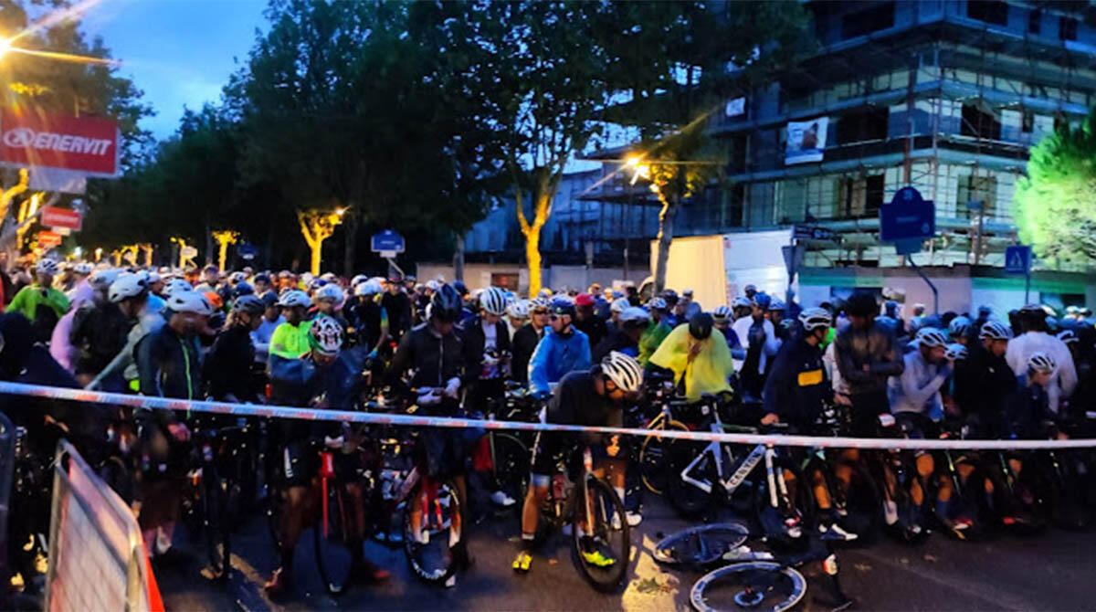 Manuel Senni vince la Nove Colli, Il Re Leone Cipollini dà spettacolo in una gara mozzafiato con quasi 8000 partecipanti - Ciclisti al via della Nove Colli 2023