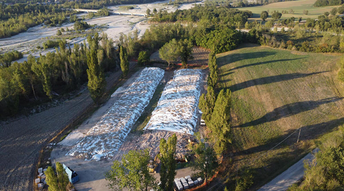 Cosa nasconde la copertura delle macerie nel cantiere Fileni? - Una foto dall’alto dei capannoni abbattuti