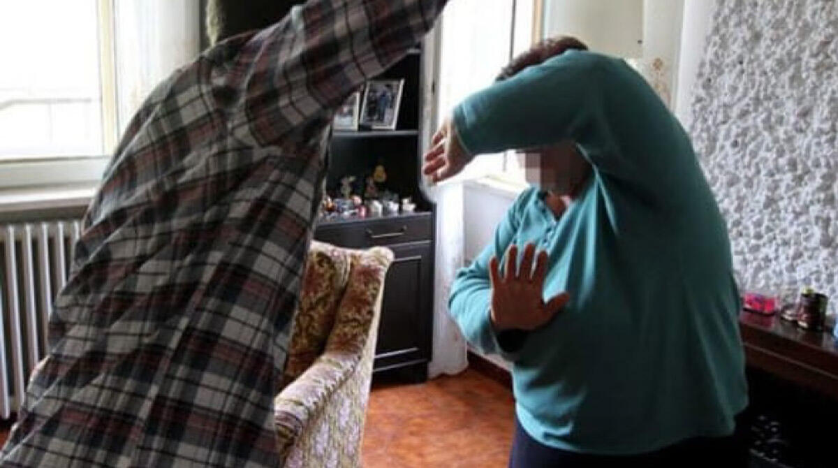 Maltratta i genitori per avere denaro e li costringe a una vita da incubo: figlio sottoposto a divieto di avvicinamento - Repertorio