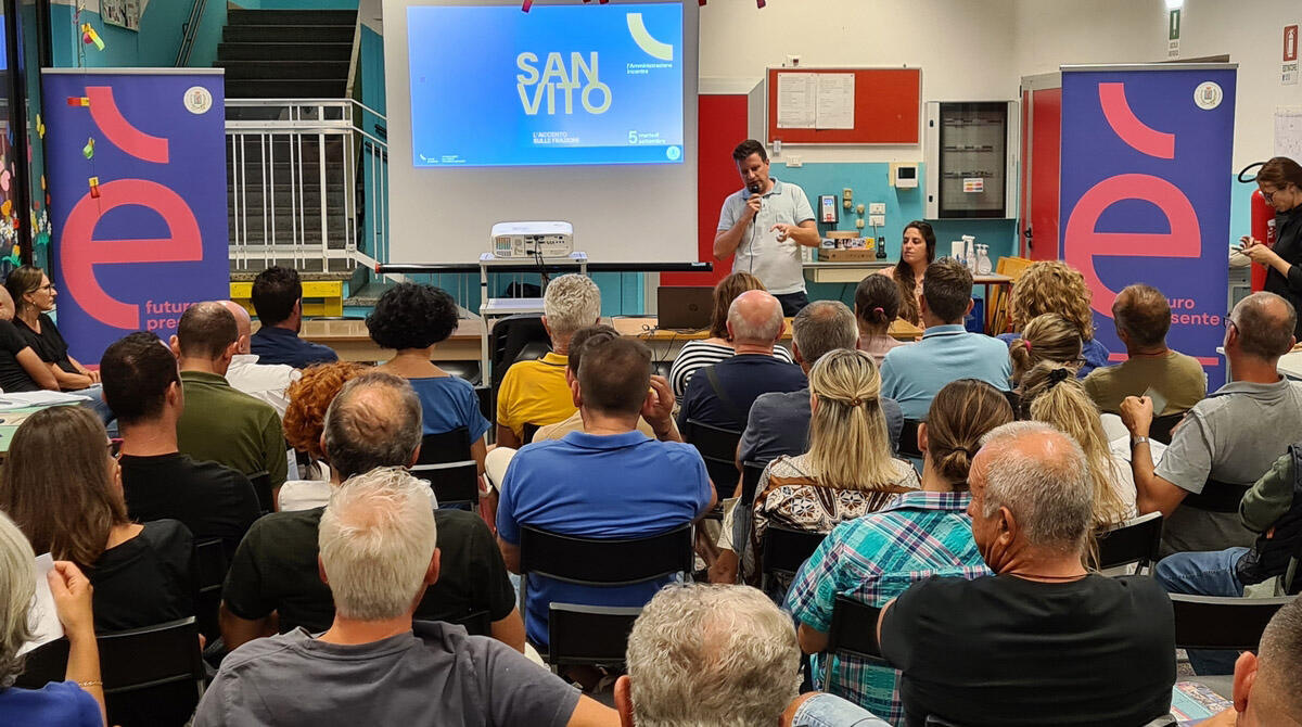 Piste ciclabili e 11mila metri quadrati di verde pubblico per la frazione di San Vito - L'assessore Sacchetti durante l'incontro