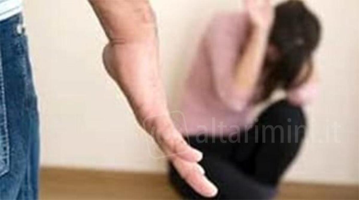 Picchia la moglie davanti ai figli: "Ti ammazzo se mi lasci". Arrestato imprenditore - Repertorio