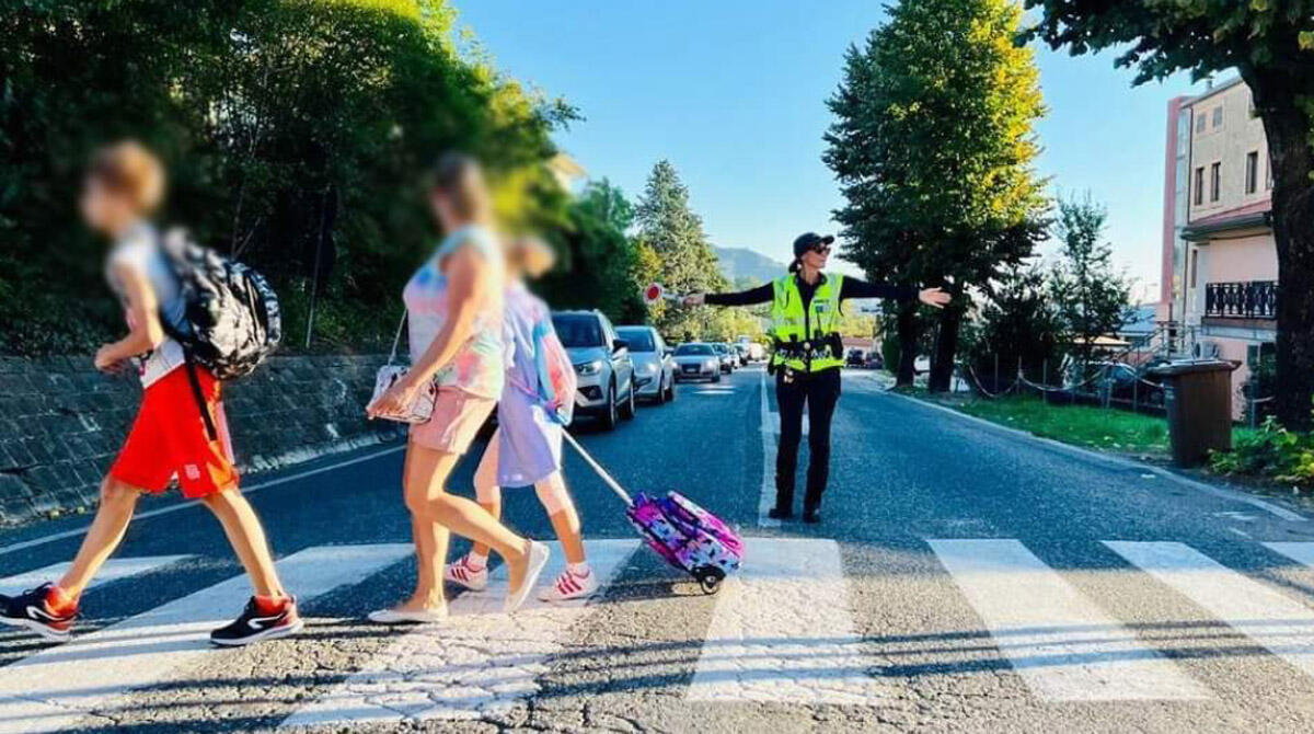 Novafeltria, riaprono le scuole: due vie chiuse, Comune invita a usare parcheggio di piazza Bramante - L'attraversamento pedonale sulla via XXIV Maggio alla salita delle scuole Elementari