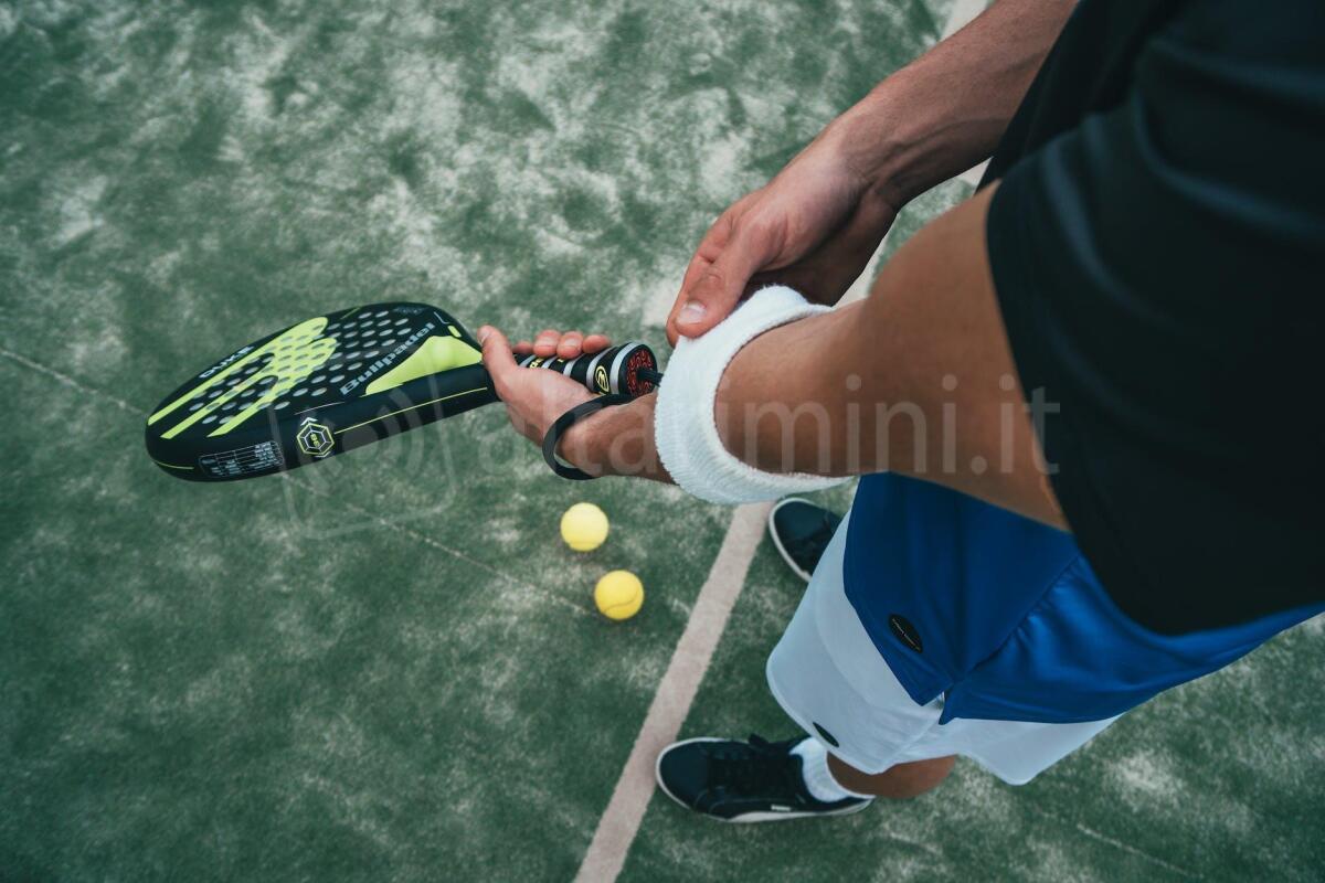 Back to sport, un sostegno alle famiglie e alle associazioni da parte del Comune di Rimini - Photo by Oliver Sjöström on <a href="https://www.pexels.com/photo/person-holding-black-and-green-tennis-racket-1103829/" rel="nofollow">Pexels.com</a>