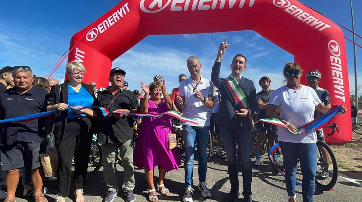 Indurain inaugura il nuovo ciclodromo di Villamarina, il più grande dell'Emilia Romagna - Il taglio del nastro con il sindaco di Cesenatico Gozzoli