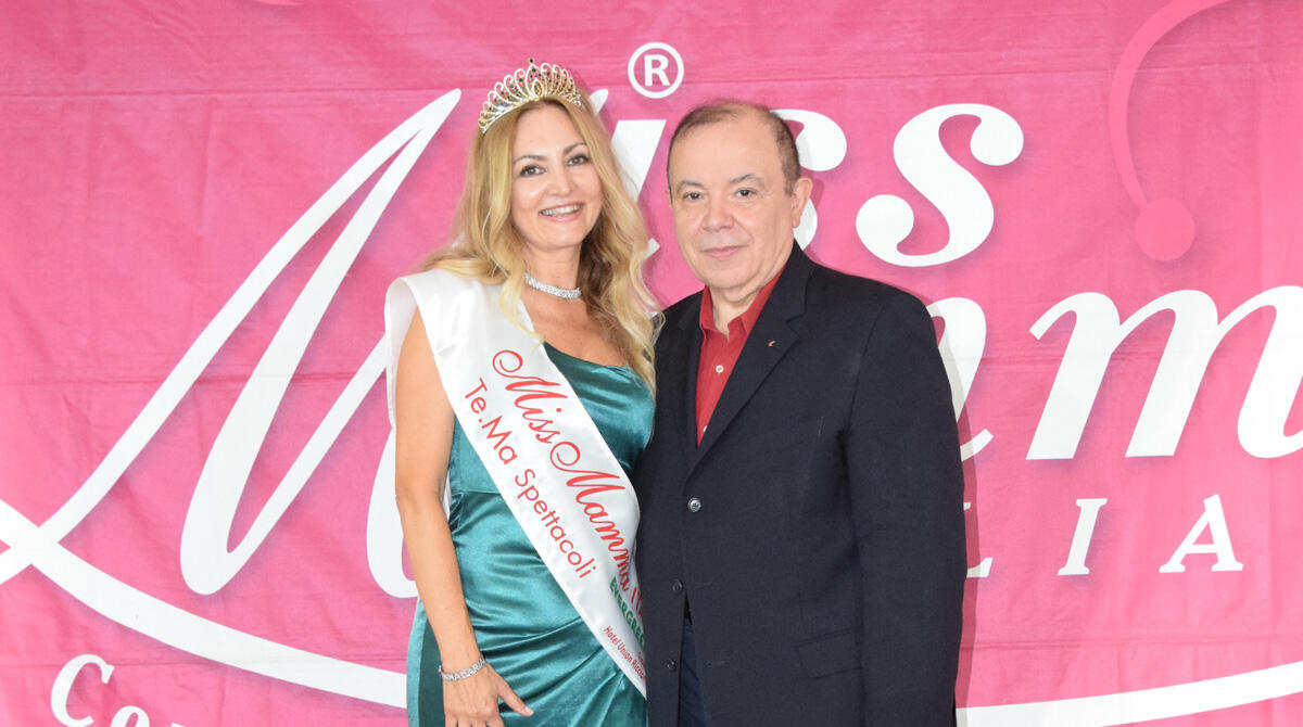 Ha 56 anni, insegna al liceo classico ed è la nuova Miss Mamma Italiana Evergreen - Anna Maria Amodio “Miss Mamma Italiana Evergreen 2023” e Paolo Teti