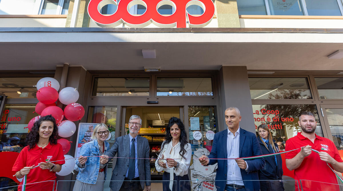 Nuovo supermercato Coop inaugurato nel centro di Rimini, darà lavoro a 12 persone - Il taglio del nastro