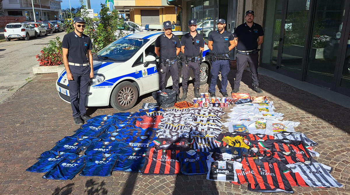 Lotta alla contraffazione: sequestrate oltre 800 maglie 'tarocche' di Juve, Milan e Inter - Sequestro da parte della Polizia Locale di Bellaria Igea Marina