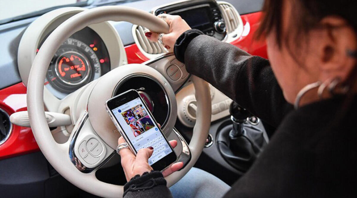 Codice della strada, stangata per chi usa il cellulare - Multe più alte e tolleranza zero per alcol e cellulare