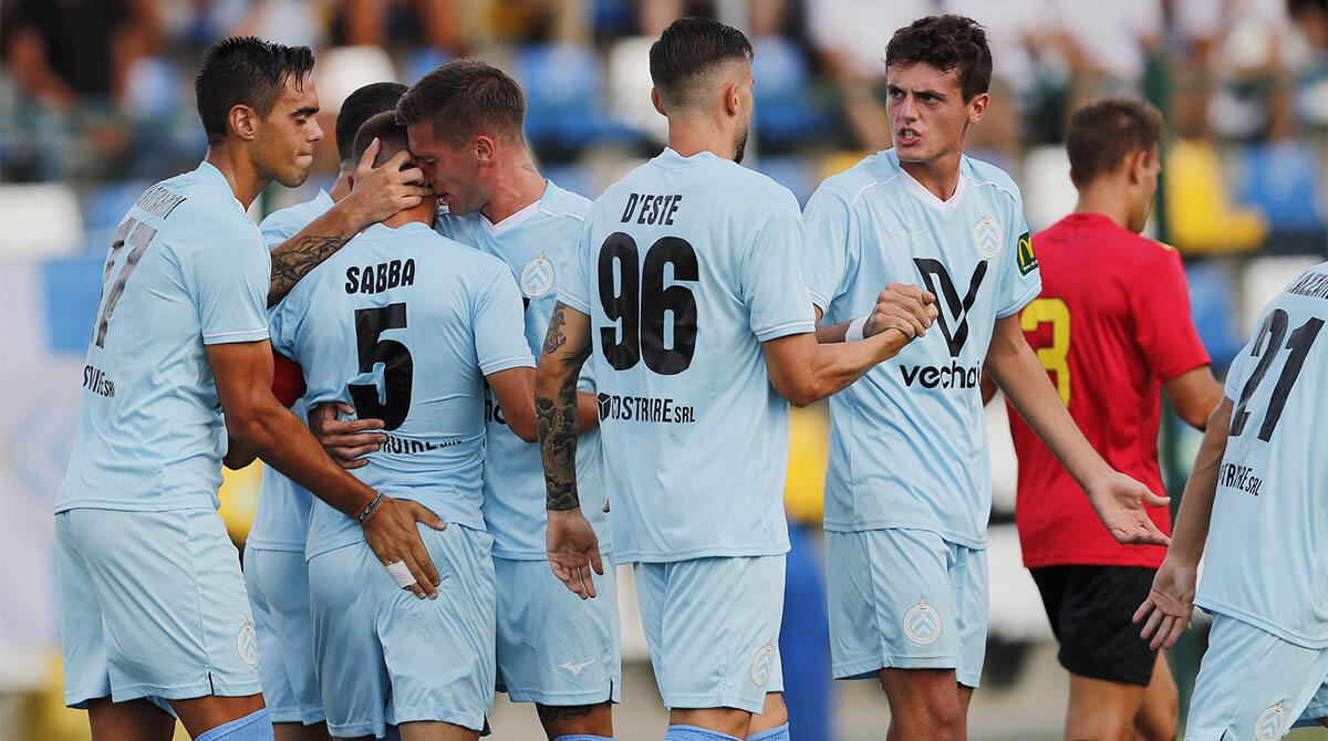 Victor San Marino, Sabba prima segna poi viene espulso: è pari con il Fanfulla (1-1) - L'esultanza dei giocatori della Victor dopo il gol del vantaggio