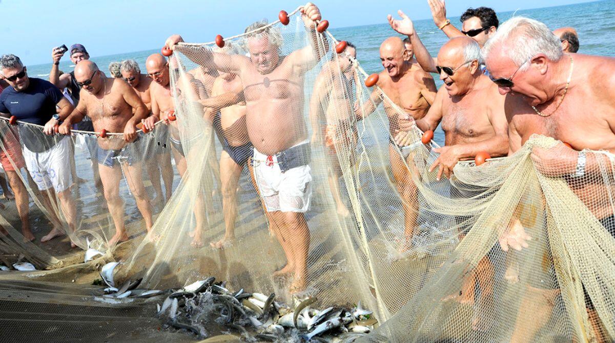 "Rimini in festa", l'idea del Vescovo per ringraziare chi ha contribuito alla stagione estiva - Pesca alla tratta