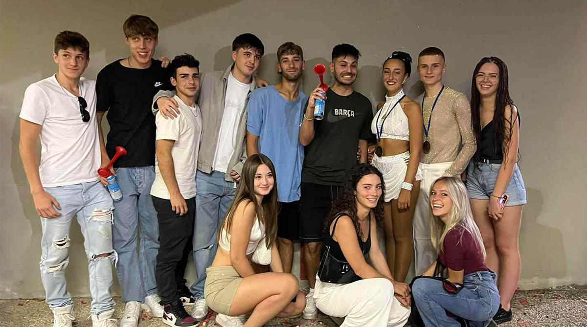 Thomas Melini, il giovane talento riminese del ballo folk romagnolo in evidenza - Thomas e Giulia insieme ai propri supporter e amici