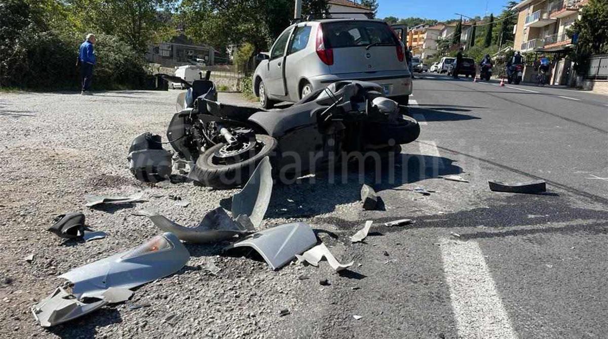 Novafeltria, auto svolta a sinistra e travolge scooter: incidente stradale sulla Marecchiese - Lo scooter Honda distrutto dopo l'impatto