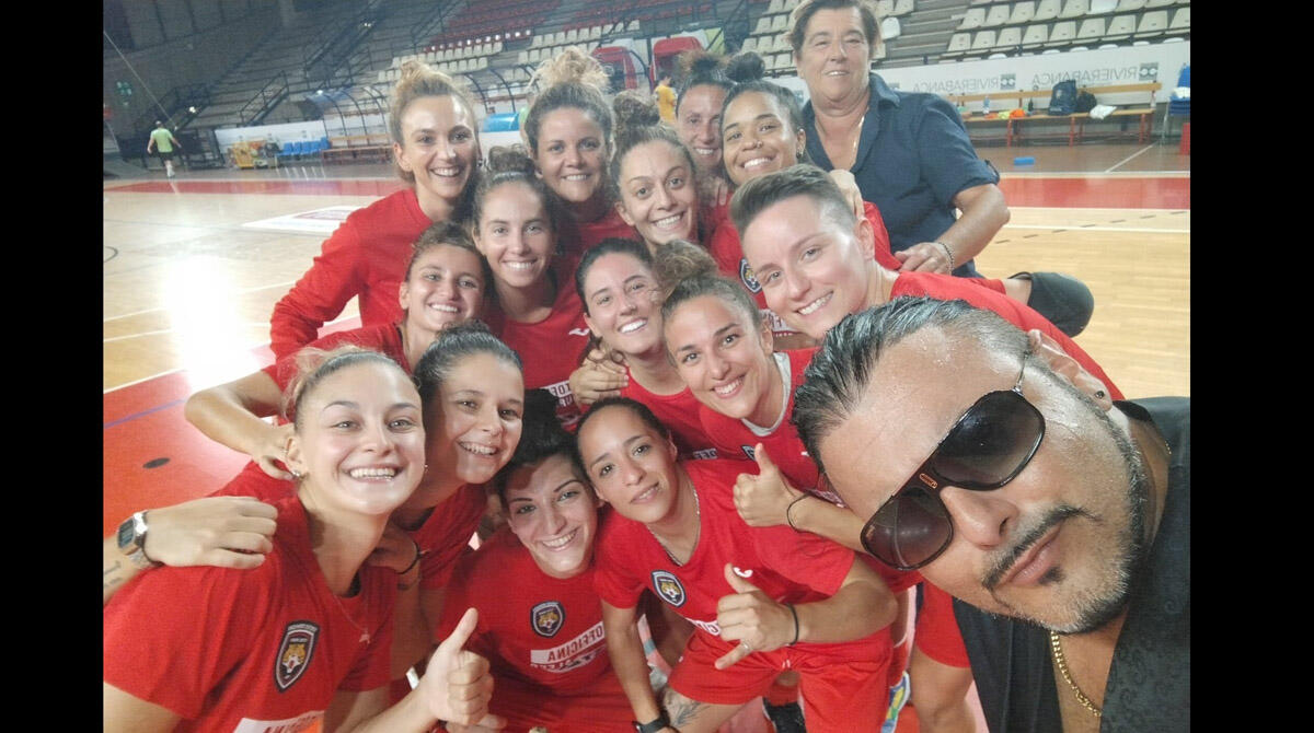 Avvocato diventa presidente di squadra femminile di calcio a 5: "Farò un palazzetto per le partite" - Selfie con la squadra per il neo presidente Marco Bosco