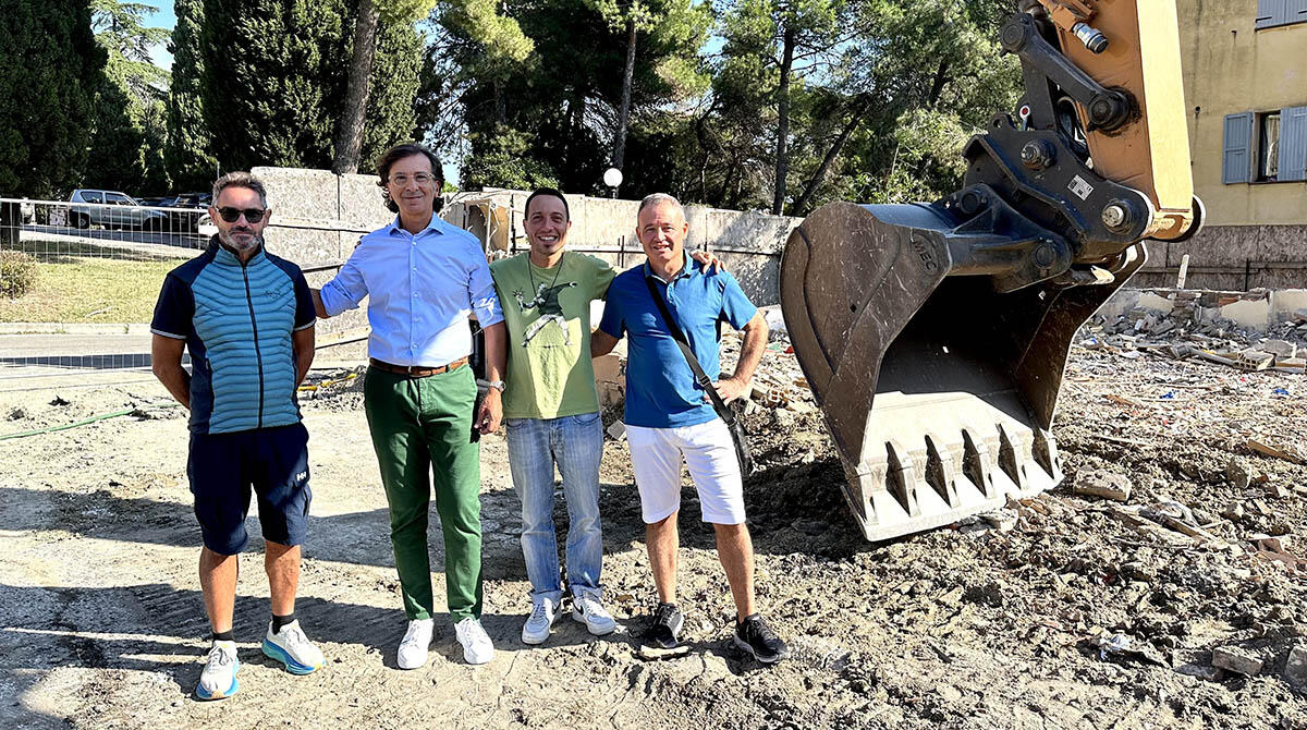 Rinascita Verde per l'oratorio: Coriano lavora per un nuovo parco attrezzato per i giovani - Lavori di demolizione a Coriano. Da sx: Claudio Santini, Legale rappresentante Ctr, Sindaco Gianluca Ugolini, don Stefano Sargolini e ing. Stefano Conti