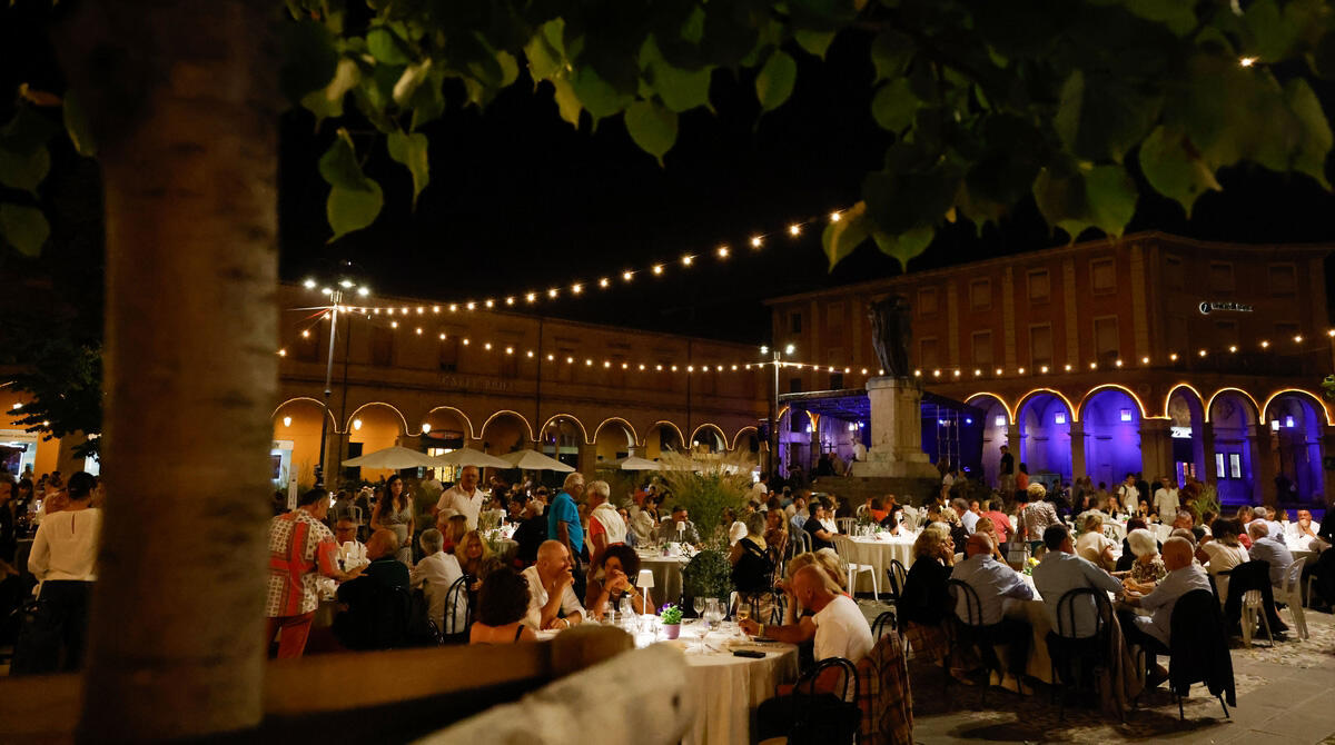 Aggiornamento Festa della Solidarietà, le modifiche al programma a causa del maltempo - Un momento della cena Santarcangelo c'è FOTO ZAMAGNI