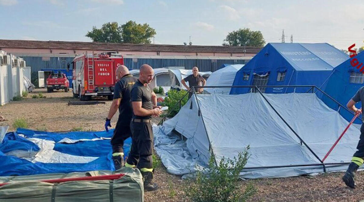 Migranti: montate tende dai Vigili del Fuoco a Bologna - Le tende montate all'interno del Cie di via Mattei a Bologna