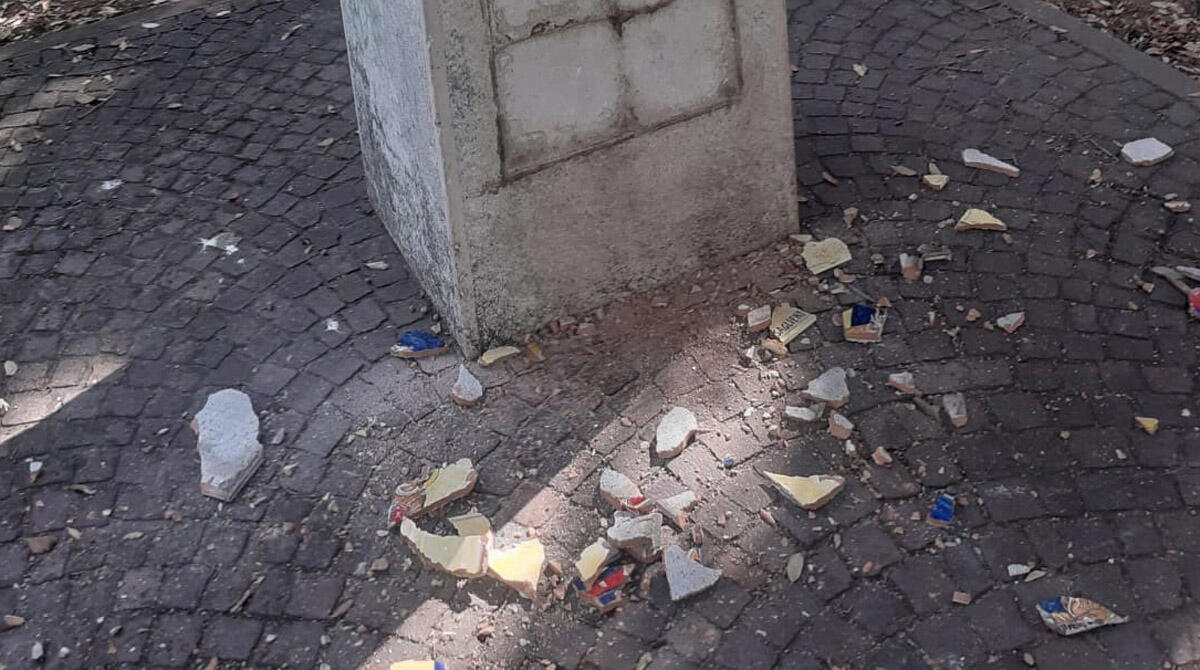 Ignoti vandali sfregiano il monumento ai bersaglieri di Rimini: ceramica in pezzi. Scatta denuncia - La ceramica in pezzi (si ringrazia Giulio Gherardo Starnini per la foto)