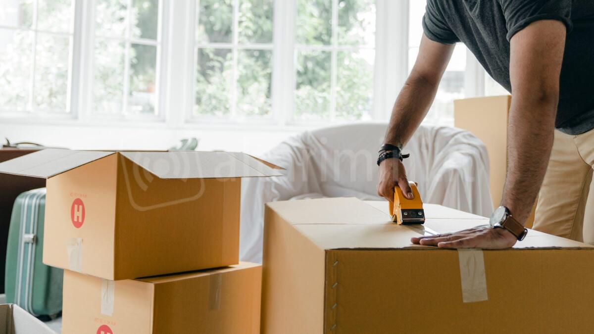Fondo affitto per famiglie con Isee sotto i 35mila euro: 260 nuovi beneficiari a Rimini - Photo by Ketut Subiyanto on <a href="https://www.pexels.com/photo/crop-man-packing-box-with-duct-tape-4246106/" rel="nofollow">Pexels.com</a>