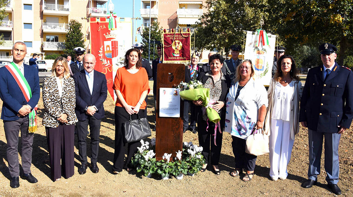 Uno Bianca: Rimini intitola i giardini di via Bidente al Sovrintendente Capo ucciso dalla banda - Intitolazione dei giardini Antonio Mosca di via Bidente, Rimini