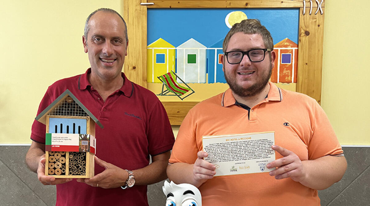 Scomparsa una casetta per api e targhe esplicative a Riccione. Futuro Verde e Geat in azione - Il presidente di Geat Fabio Galli
e il vicepresidente di Futuro Verde A.P.S. e referente di Be Kind Riccione, Alessandro
Romano