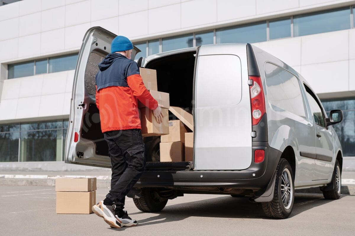 Comprano droga con il furgone della ditta: dipendenti segnalati. Denunciato lo spacciatore - Photo by Norma Mortenson on <a href="https://www.pexels.com/photo/a-man-in-a-jacket-loading-boxes-in-a-van-4391486/" rel="nofollow">Pexels.com</a>