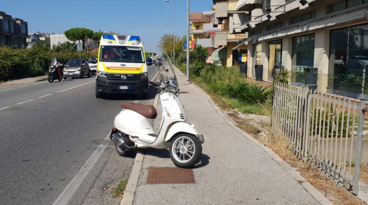 Urta una Vespa con la sua macchina e scappa via: due feriti - La Vespa coinvolta nell'incidente