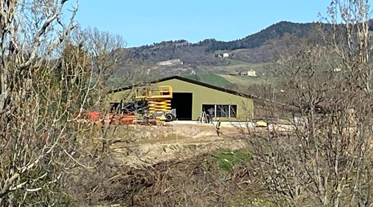 Una lettera rivela la conoscenza del progetto Fileni da parte dei sindaci della vallata - I lavori per la realizzazione dei capannoni in località Cavallara