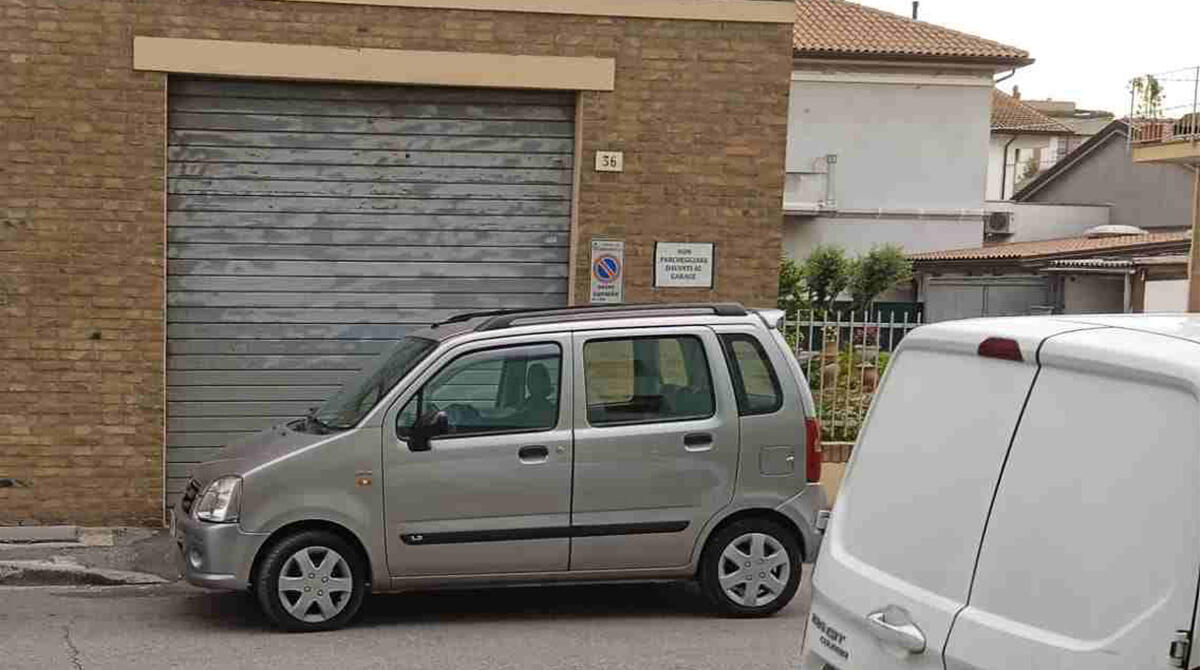 Parcheggio selvaggio in via Felici di Santarcangelo: residenti protestano, "Siamo esasperati" - Foto inviata da uno dei residenti nella via