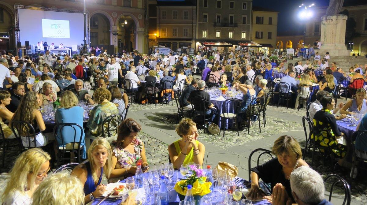 "Santarcangelo c'è": tutto pronto per la cena benefica in piazza Ganganelli -