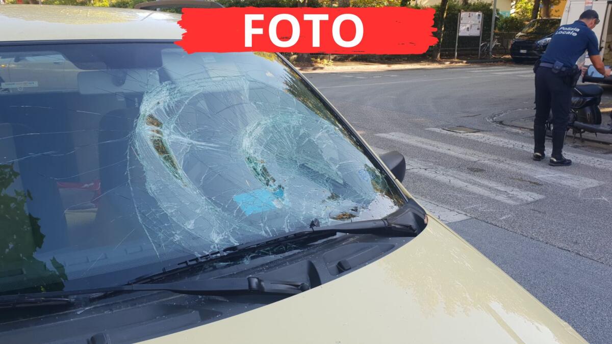 Giovane di 20 anni coinvolto in un grave incidente stradale a Rivazzurra di Rimini - Il parabrezza sfondato dal giovane in scooter