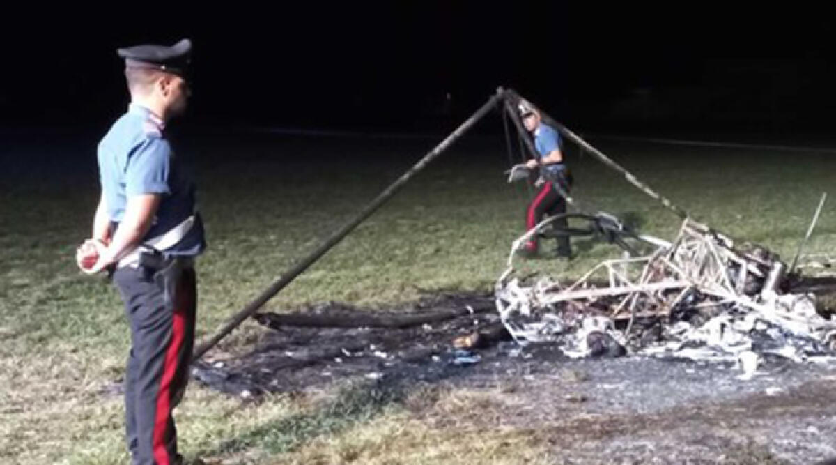 Deltaplano a fuoco a Parma, le vittime erano due amici - Il deltaplano distrutto dopo l'incidente