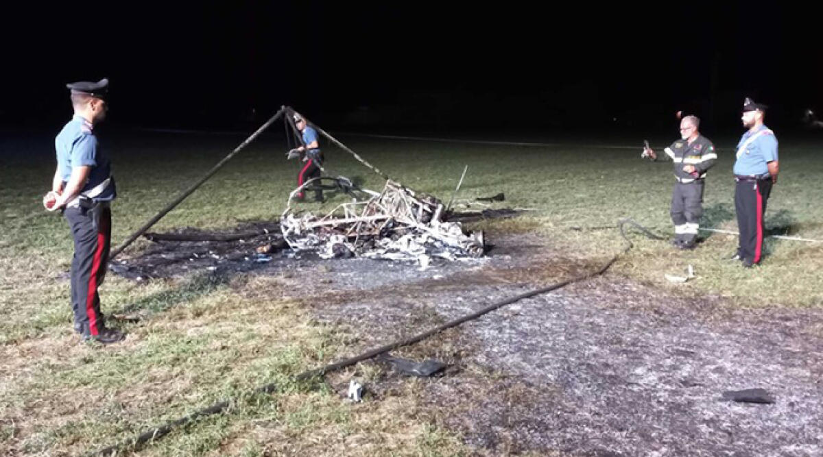 Deltaplano si incendia nel parmense, muoiono padre e figlio - I resti del deltaplano, foto Ansa