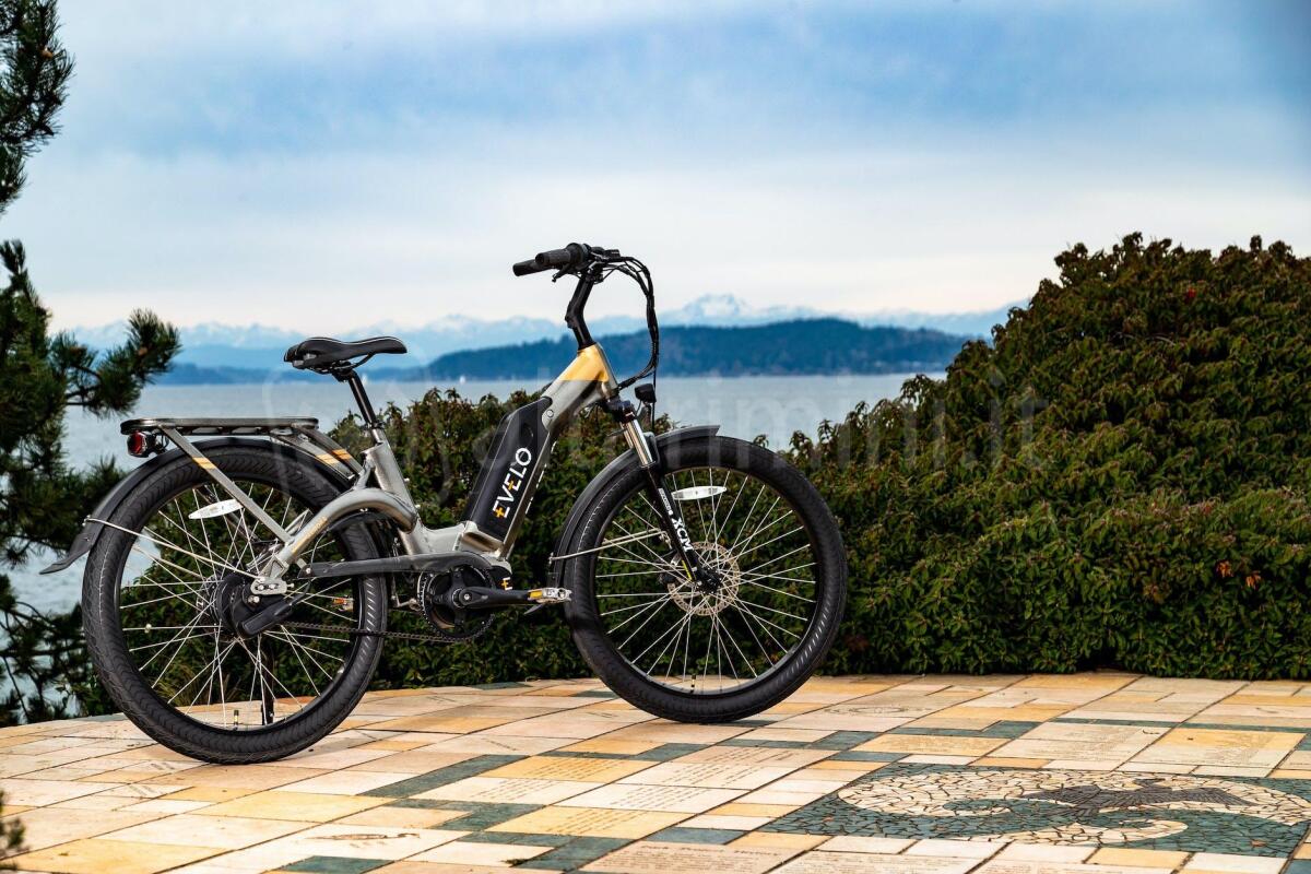 Bonus e-bike, come ottenere fino a 1000 euro per l'acquisto di biciclette a pedalata assistita - Photo by Team EVELO on <a href="https://www.pexels.com/photo/black-electric-bike-on-tiled-floor-15020749/" rel="nofollow">Pexels.com</a>
