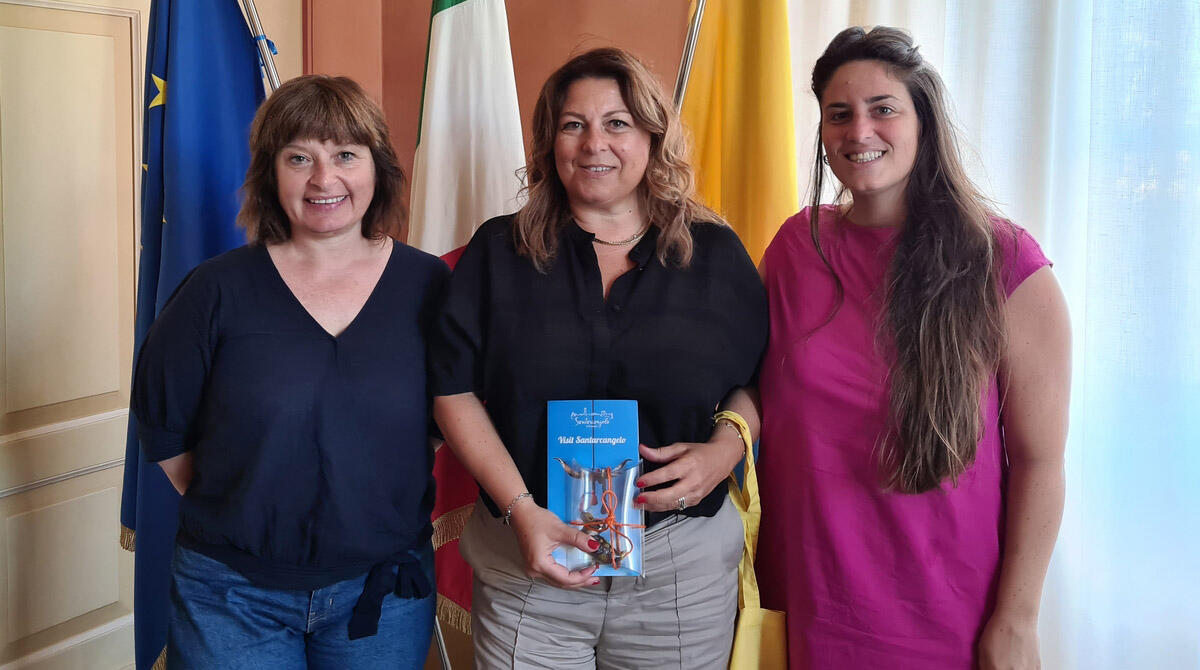 Nuova scuola dell'infanzia di Canonica: aule pronte per la prima campanella il 15 settembre - Da sinistra l'assessore Garattoni, la dirigente scolastica Giovani e la sindaca Parma