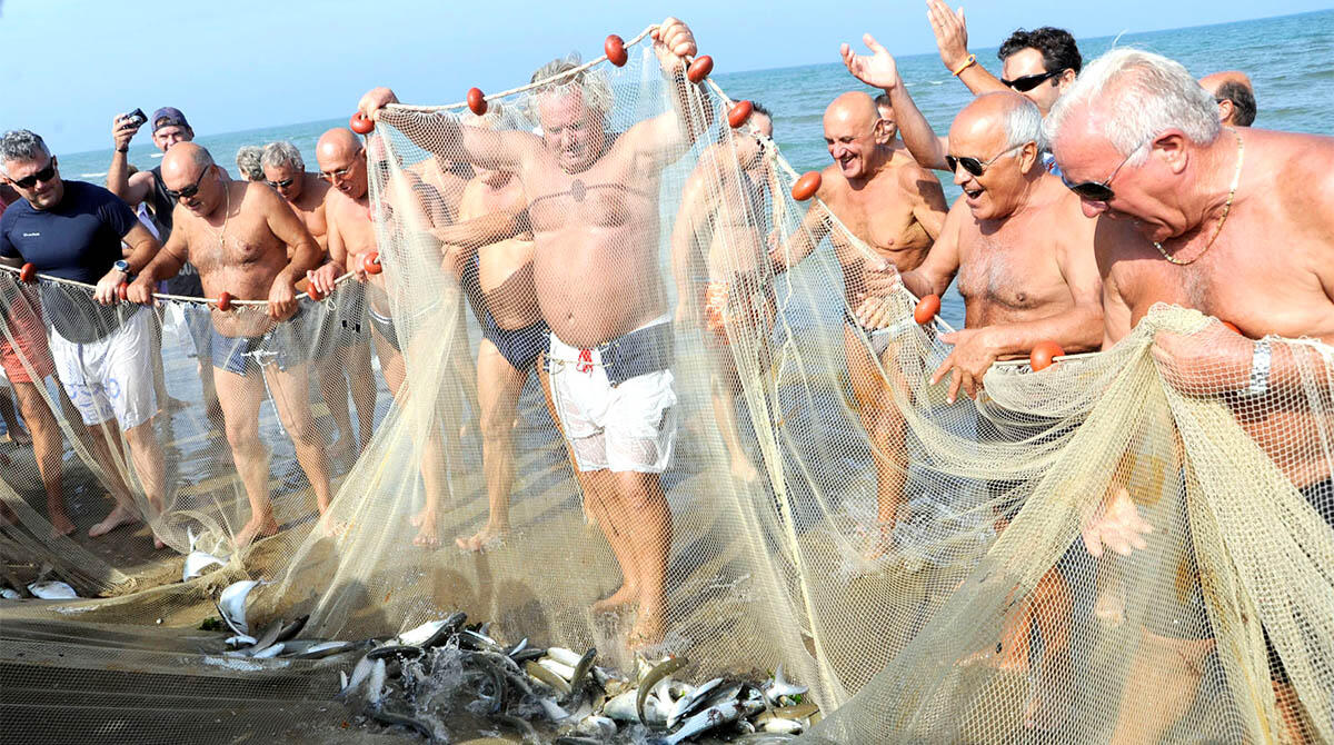 Pesca alla tratta, cibo e tanto divertimento: al Porto di Rimini una festa per salutare l'estate - Pesca alla Tratta