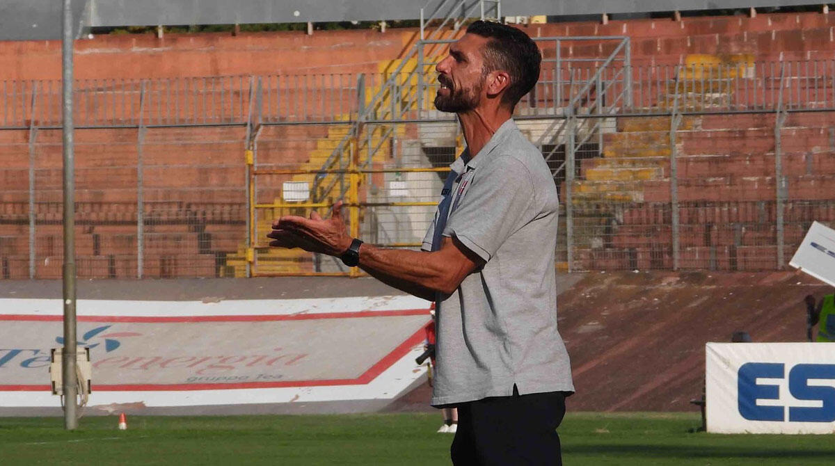 Rimini - Arezzo 1-2. Mister Raimondi: 'Nel primo tempo pagata l'emozione: avevamo paura di giocare. Bisogna lavorare e crescere in condizione e affiatamento' - 