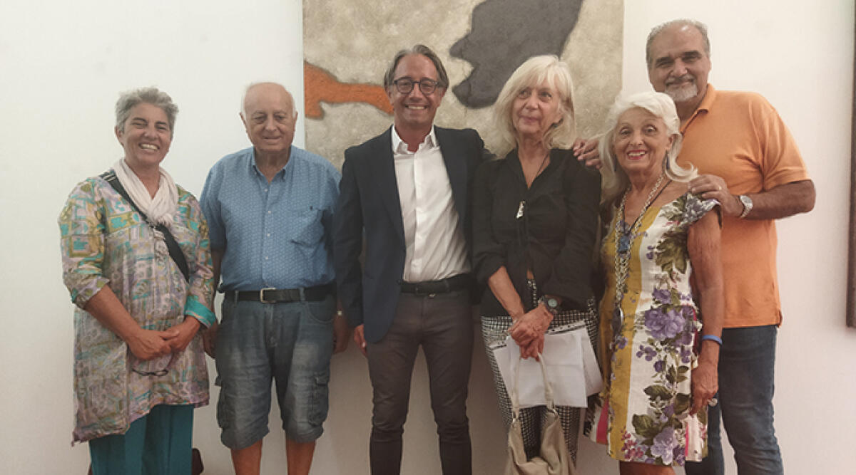 Mostra di Augusto Gennari al museo della Città “Luigi Tonini” di Rimini - Nella foto dell’inaugurazione, da sinistra a destra: la presidente Uisp Rimini Mariagrazia Squadrani, il fratello dell’artista Remo Gennari, Andrea Parma, Anna Bernucci, la sorella dell’artista Laila, e il direttore riabilitazione psichiatrica di Ri