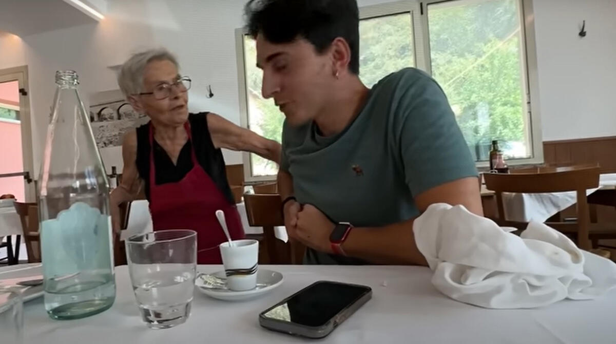 Trattoria Zaganti "spettacolare": gli youtuber promuovono a pieni voti uno dei templi della cucina romagnola - Lo youtuber Jonathan Granatieri con Eurosia, storica titolare della Trattoria Zaganti