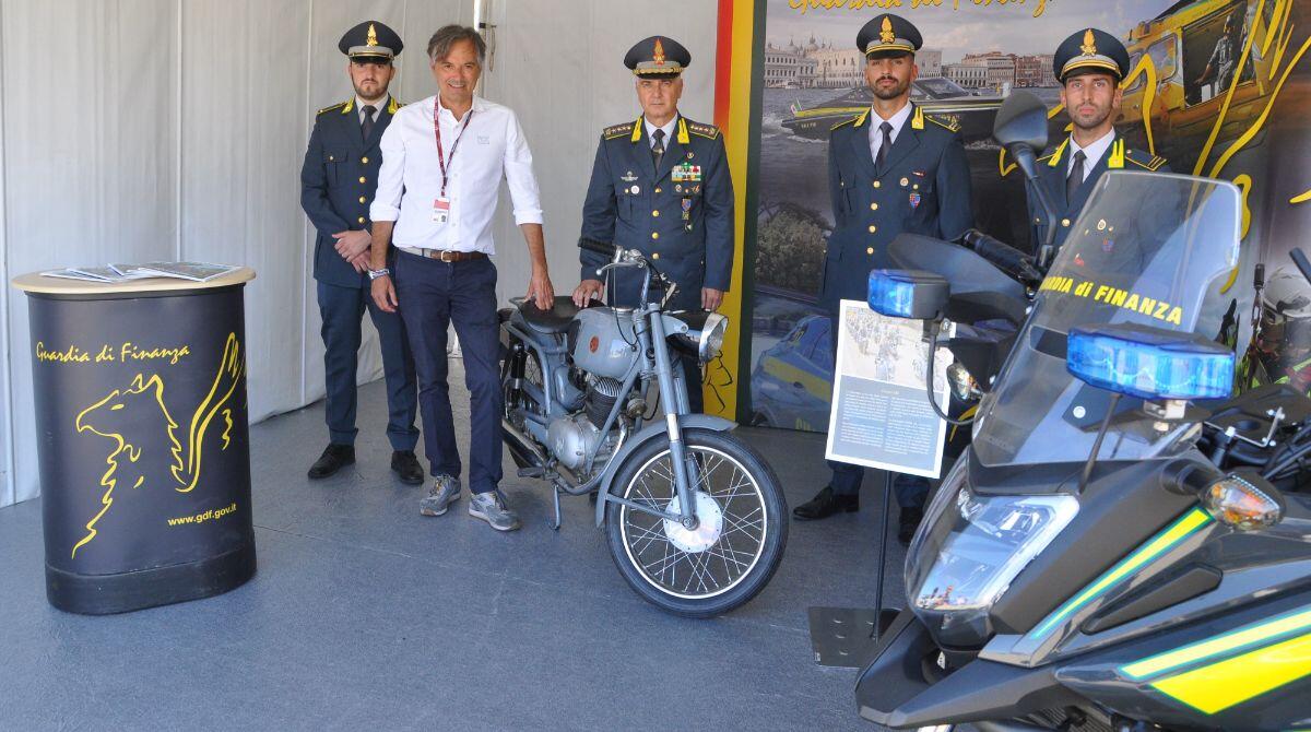 Contraffazione e bagarinaggio alla Moto Gp: controlli della Finanza, identificate 9 persone - Lo stand della Finanza alla Moto Gp