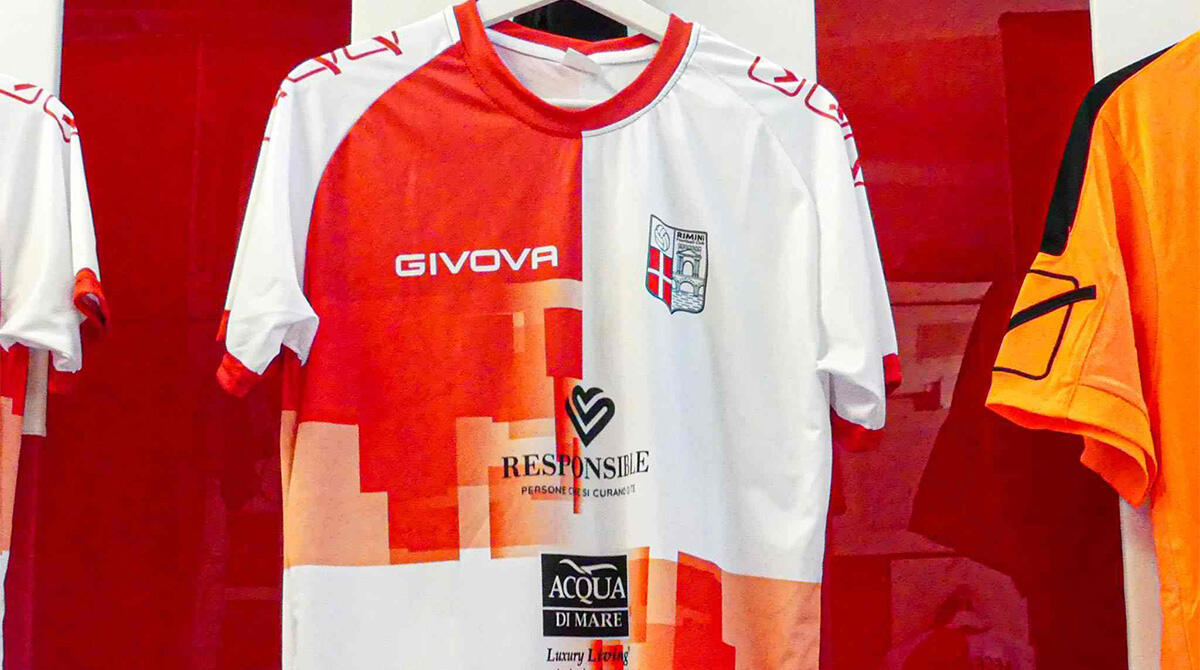 Nuove maglie Rimini Calcio: ecco le divise biancorosse, con il motto "We are family" - La nuova maglia del Rimini