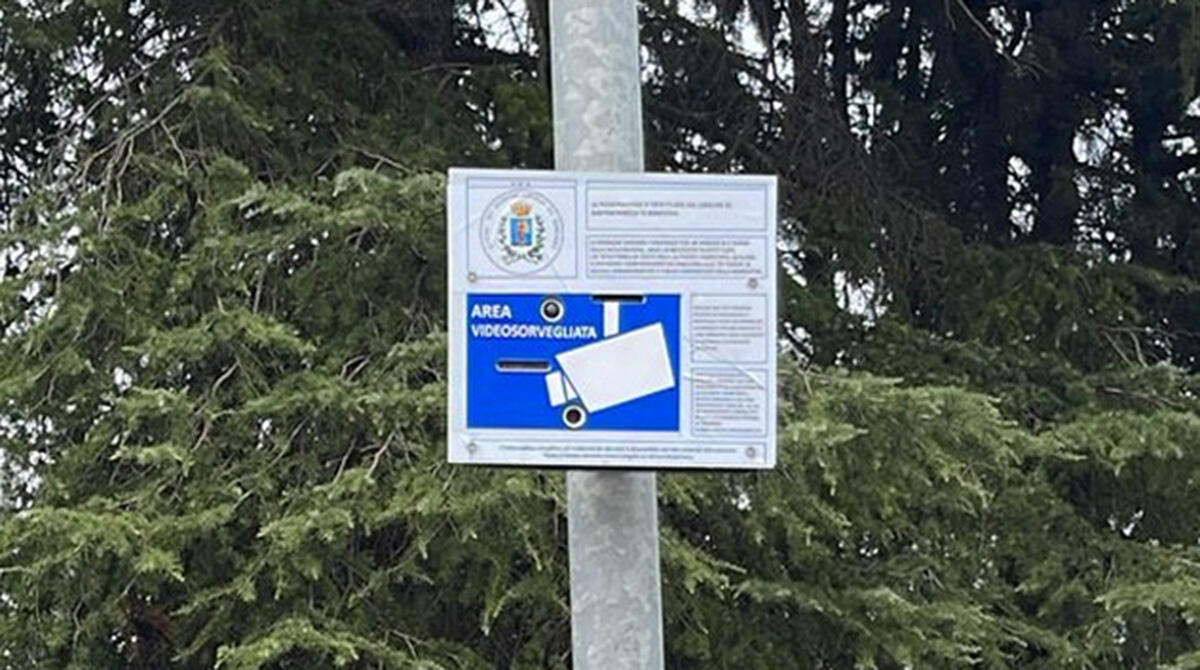 Stop ai furbetti dell'immondizia, a Santarcangelo arrivano le fototrappole - Una fototrappola installata a Santarcangelo