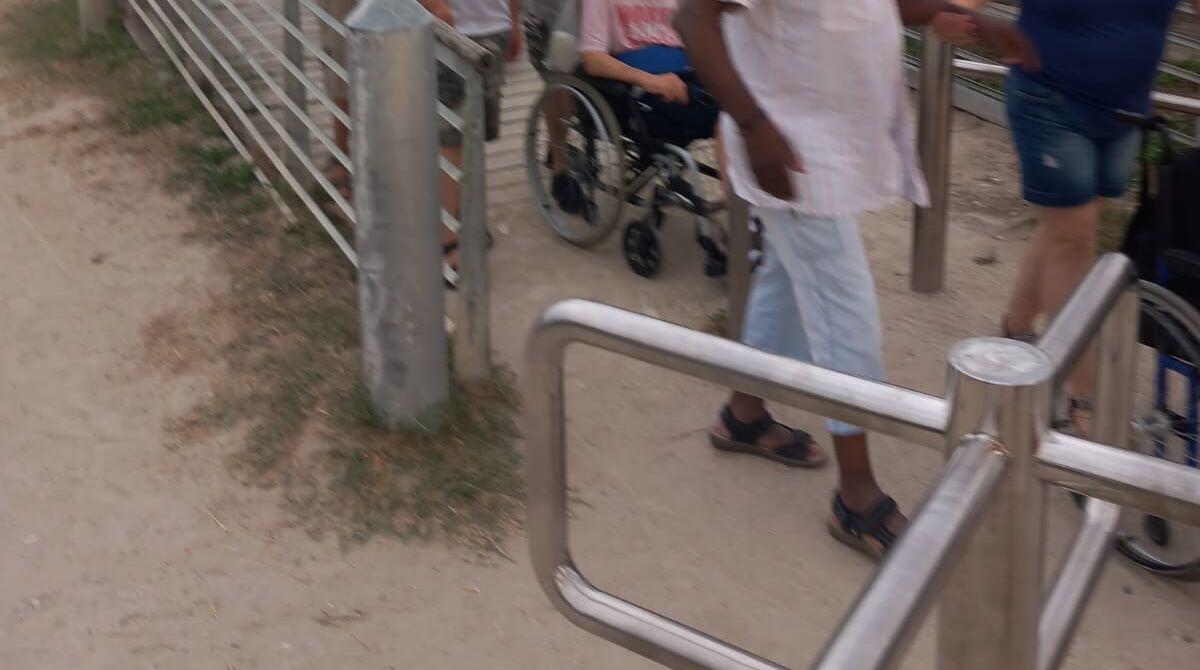 Difficoltà di passaggio per i disabili a San Giuliano Mare, tornello spostato. La segnalazione - 