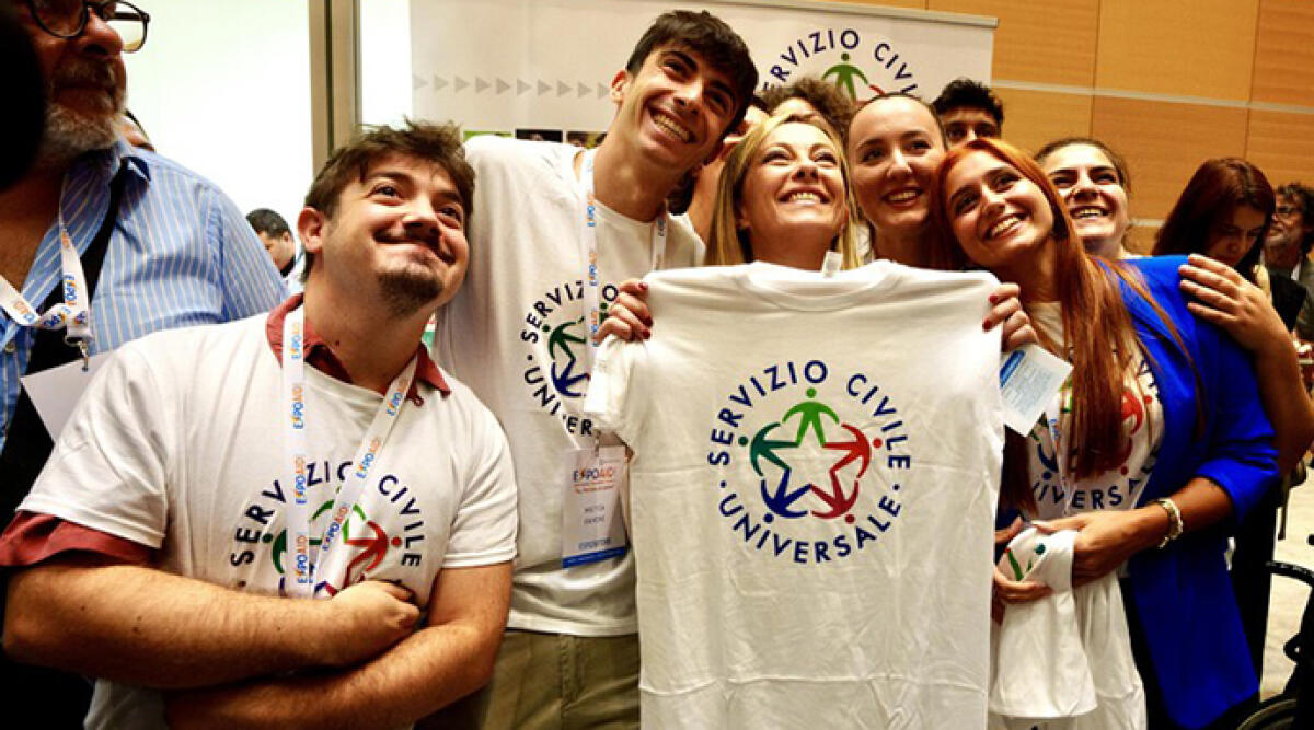 Meloni visita Expo Aid, disegna un cuore con artista disabile - Foto Ansa