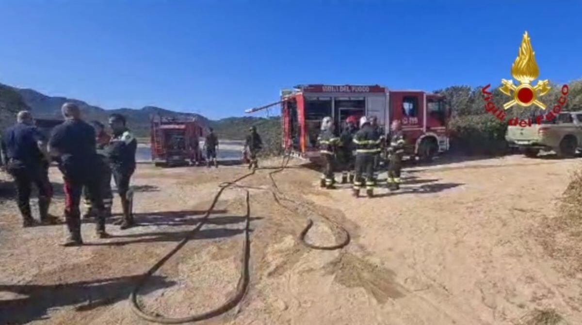 Bimbo morto nell'incendio del camper, investigatori al lavoro per definire le cause - I Vigili del fuoco al lavoro nel luogo dell'esplosione