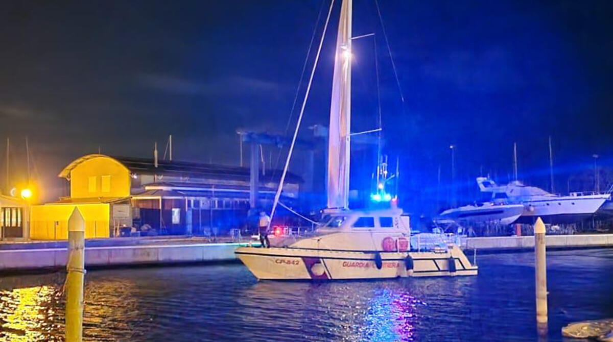 Barca in avaria mentre rientravano dalla Slovenia, interviene la Guardia Costiera di Rimini - Il salvataggio da parte della Guardia Costiera di Rimini