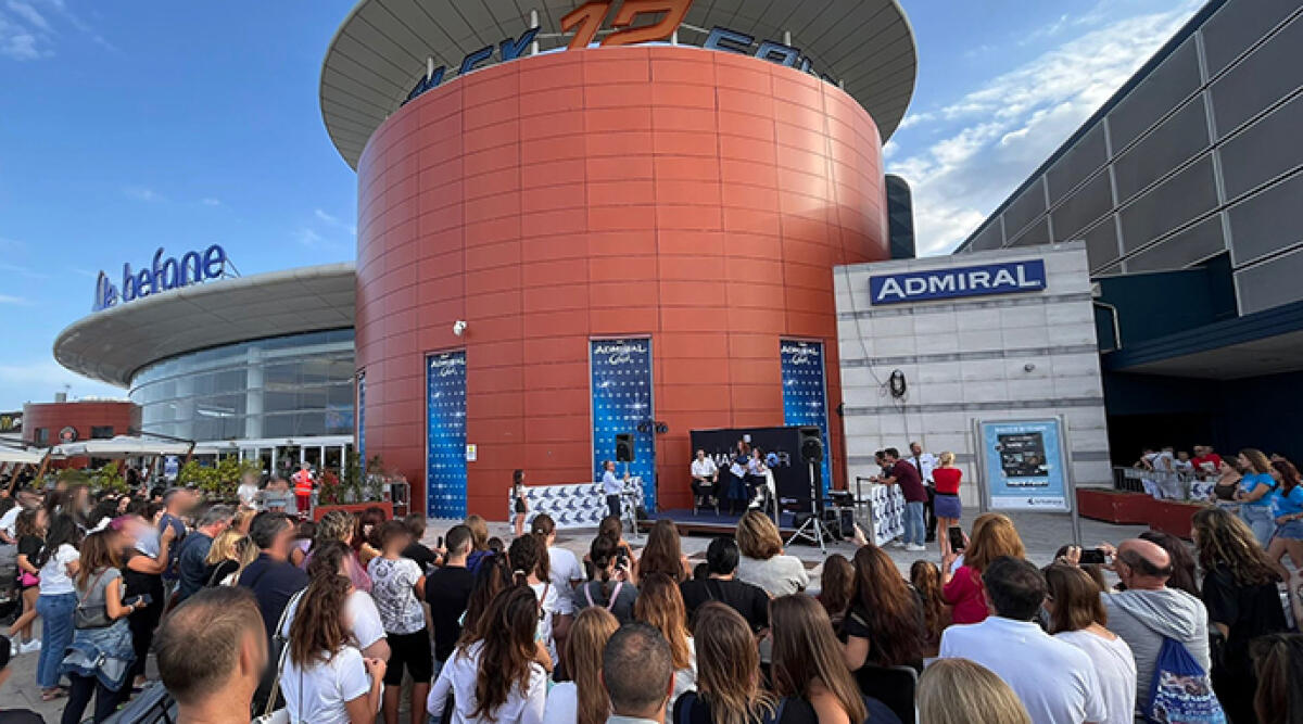 Carmela e Mimmo di 'Mare Fuori' incantano il pubblico dei fan a Le Befane Shopping Centre - A Le Befane gli attori della Serie TV Mare Fuori