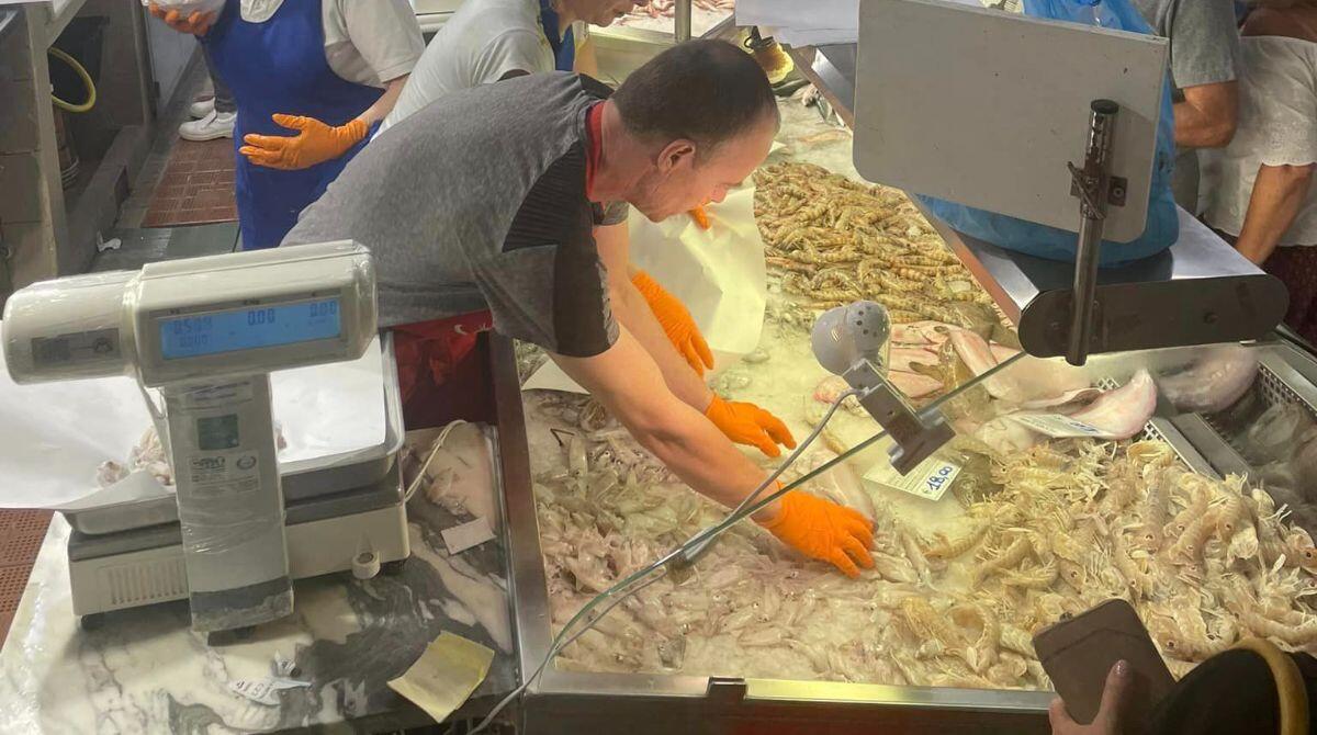 Apertura della pesca, banchi del mercato a Rimini presi d'assalto - Banco del pesce a Rimini - immagine dalla pagina Fb del Mercato Centrale Coperto