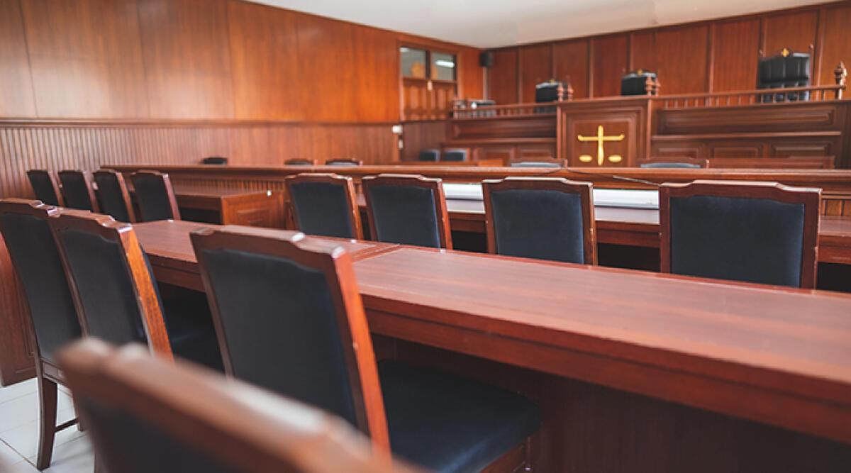 Ex partecipante di ‘Uomini e Donne’ a processo per maltrattamenti - Un aula del tribunale, foto di repertorio