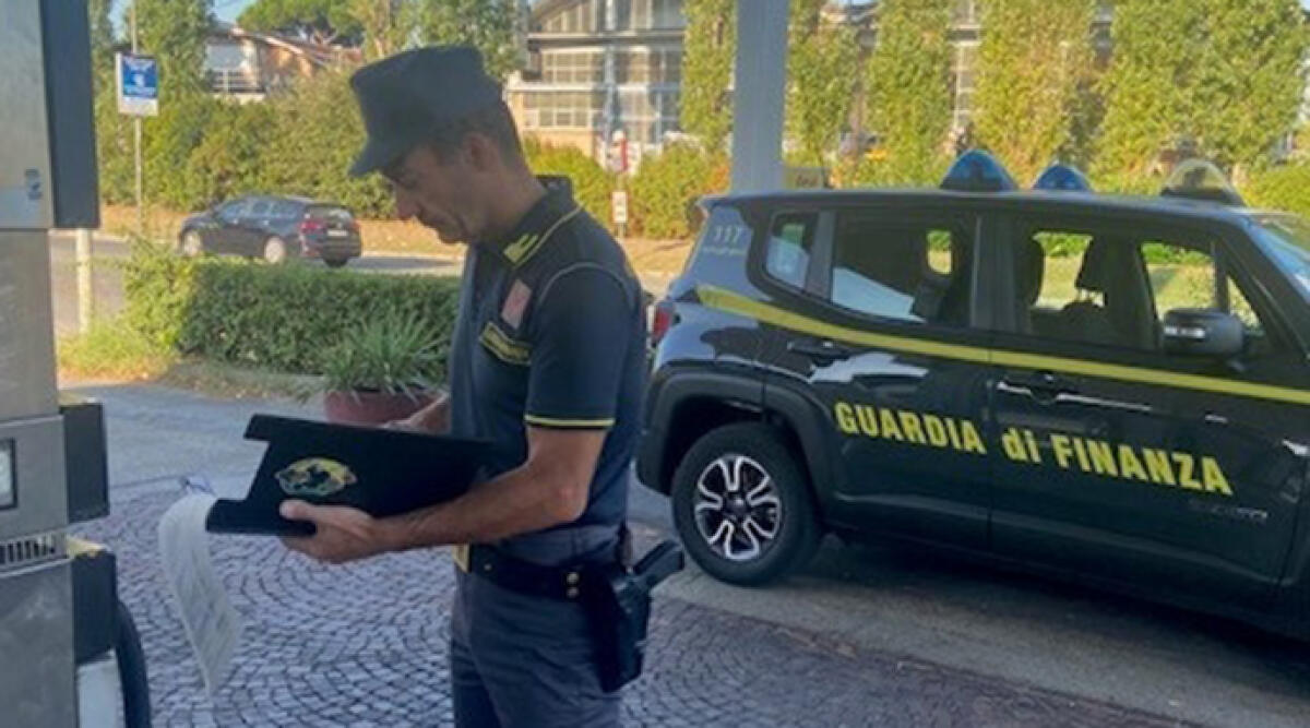 Prezzi carburanti alle stelle, ad agosto oltre 12 violazioni nel riminese - Le azioni della Guardia di Finanza di Rimini
